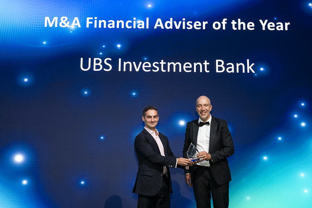 Justin Smith, Managing Director at Ansarada, presents an award to Jonathon Platt, Executive Director at UBS.